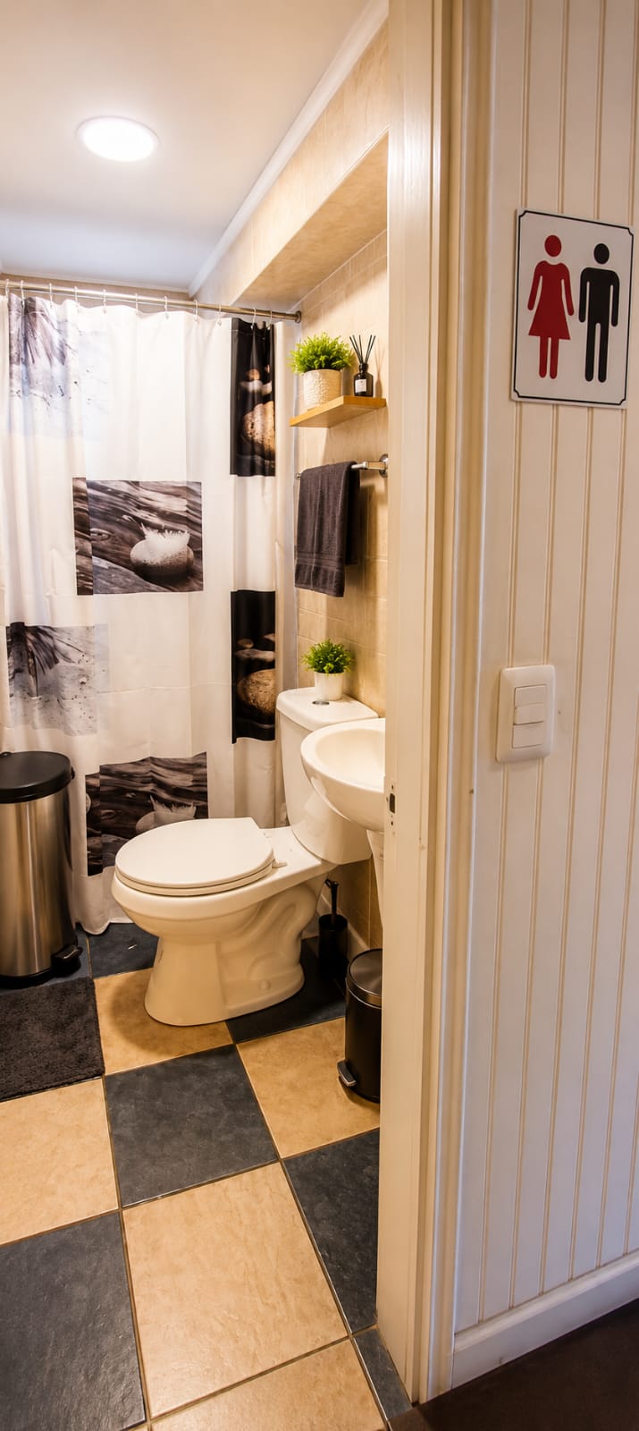Baño limpio de Evolution Fitness con señalética, lavamanos y detalles cuidados