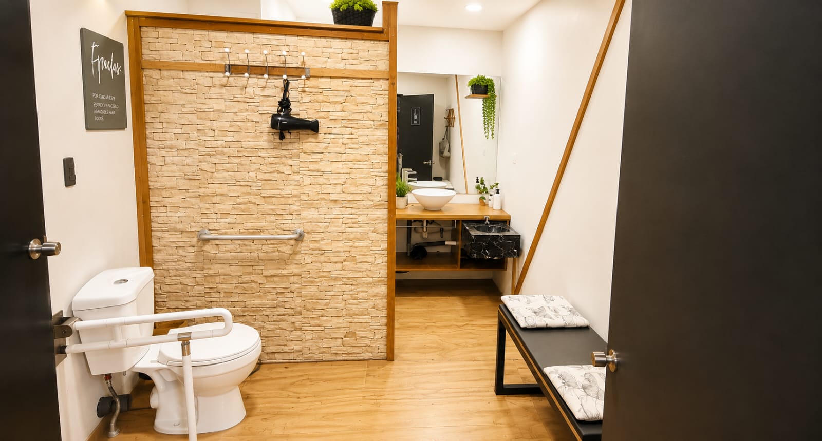 Espacio cuidado de Evolution Fitness con baño accesible, espejo y banca de apoyo