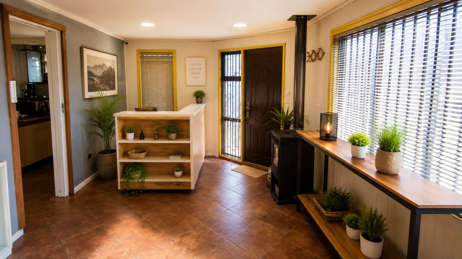 Recepción y zona de acceso de Evolution Fitness con mobiliario ordenado y luz natural